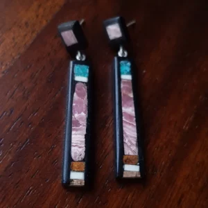 L'Atelier Mostro - création d bijoux et accessoires artisanaux en bois et matériaux naturels - boucles d'oreilles domino pierres de rhodochrosite et ébène