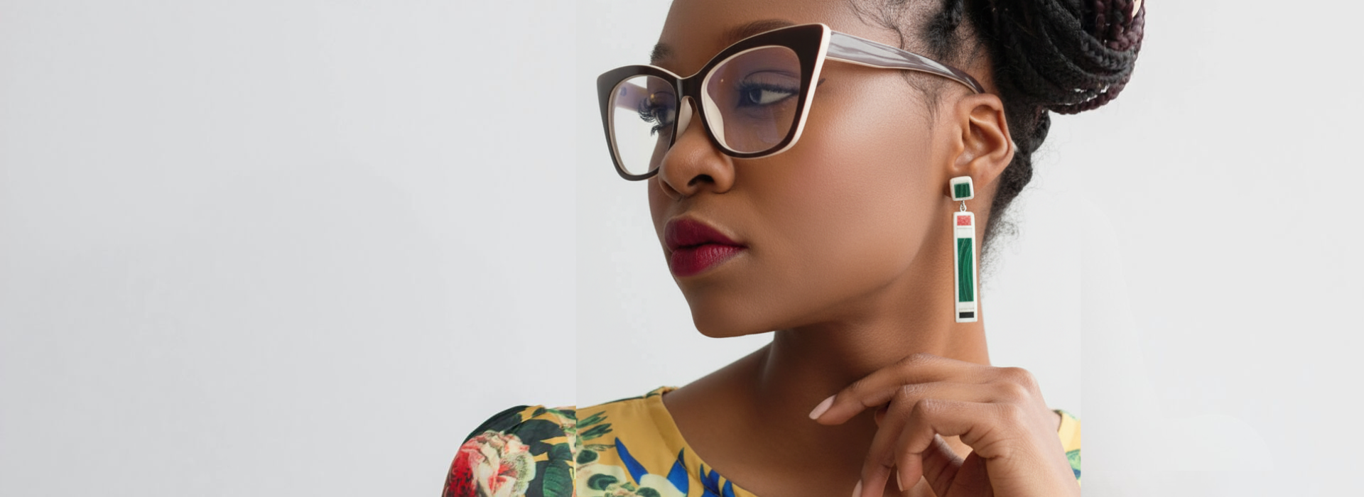 L'Atelier Mostro - création de bijoux et accessoires artisanaux et originaux en bois et matériaux naturels - fille avec boucle d'oreille sur fond blanc