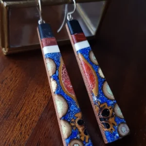 L'Atelier Mostro - création de bijoux et accessoires artisanaux en bois et pierres fines - boucles d'oreilles — cadence lapis-lazuli et corail