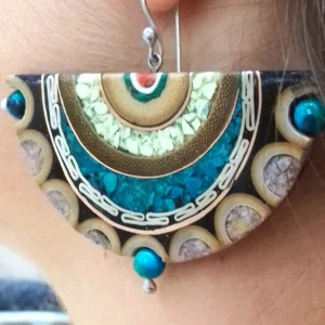 L'Atelier Mostro- création de bijoux et accessoires en bois et pierre fines - catégorie boucles d'oreilles - grandes demies lune portées