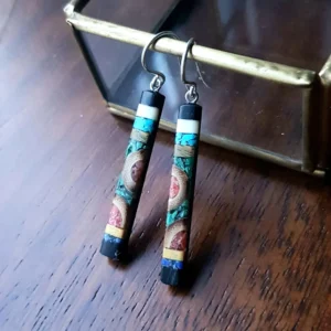 L'Atelier Mostro- création de bijoux et accessoires artisanaux en bois et matériaux naturels - boucles d’oreilles — sillage • vert & rouge corail