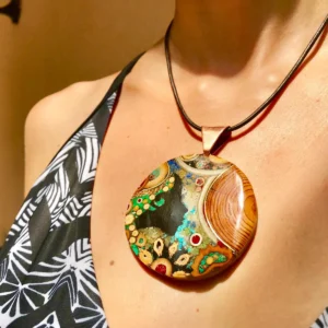 L'Atelier Mostro - création de bijoux et accessoires en bois et matériaux naturels - pendentif porté